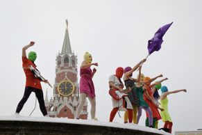 Pussy Riot a další ruští performeři na výstavě. Art Riot mapuje formy protestu