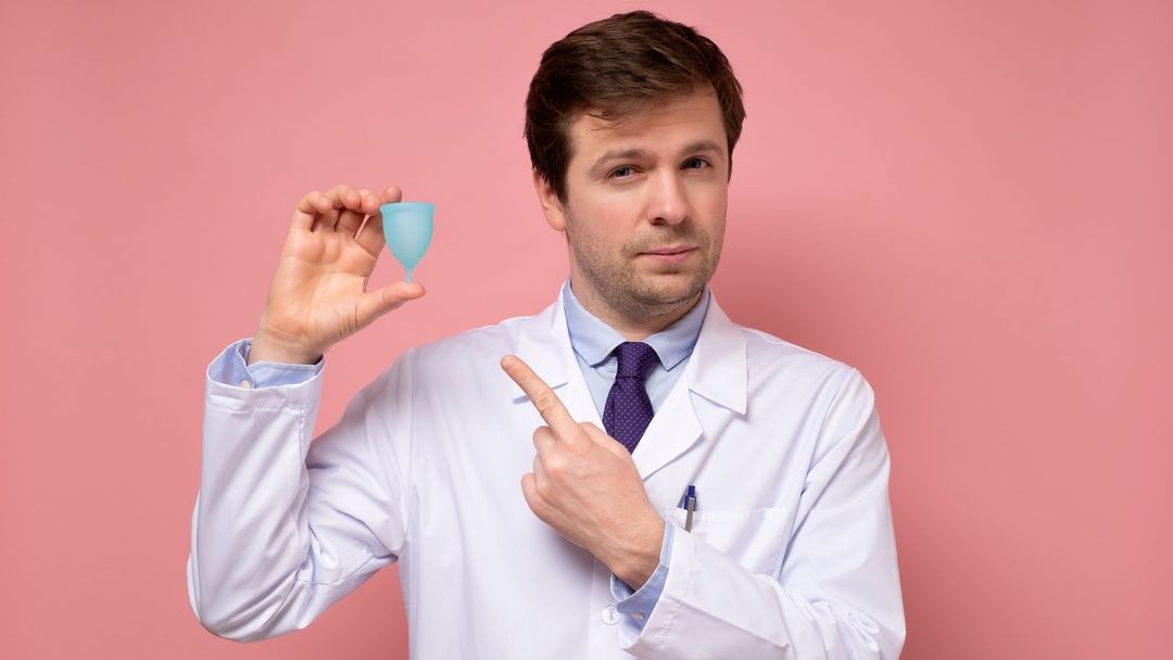 Menstruace není jen ženská záležitost, říká Grant.