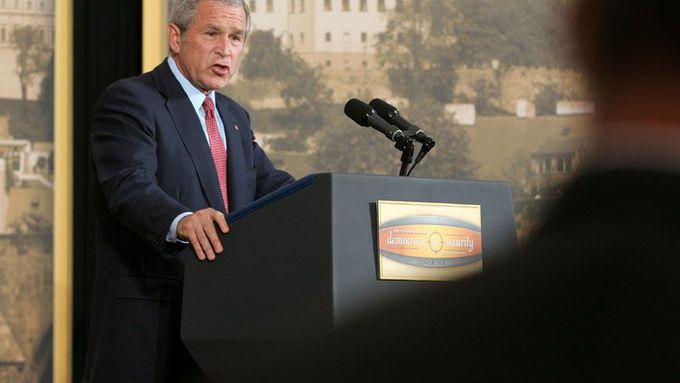 George Bush promlouvá na pražské konferenci o demokracii a bezpečnosti v Černínském paláci