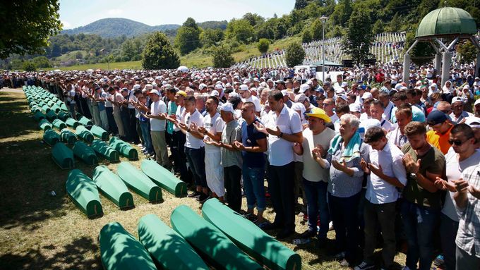 Pohřeb nově identifikovaných obětí masakru.