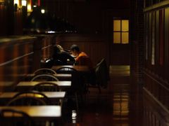 Dva studenti v přítmí univerzitní jídelny na Harvardu.