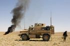 Tři čeští vojáci zemřeli v Afghánistánu. K útoku se přihlásil Tálibán, vlajky visí na půl žerdi