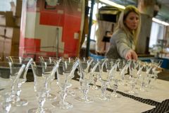 Sklárna v Květné spouští výrobu pod novým majitelem, vrací se většina zaměstnanců