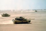 Tento snímek už pochází z roku 1991 z operace Pouštní bouře. Útok amerických tanků M1A1 Abrams. Jejich systém řízení palby umožňoval ničit nepřátelské tanky na vzdálenost daleko přesahující 2500 metrů. A to i v noci. Bylo to rozhodující v boji proti generaci iráckých tanků sovětské výroby s účinným dostřelem menším než 2000 metrů. Díky tomu tanky Abrams ničily irácké stroje mnohem dříve, než byly ohroženy jejich palbou.