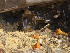 Ruský buldozer likviduje sýry.