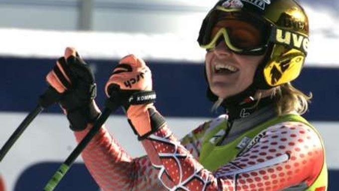 Rakouská lyžařka Renate Götschlová se raduje ze svého prvního vítězství ve sjezdu v právě probíhající sezoně SP, kterého dosáhla v domácím Zauchensee.
