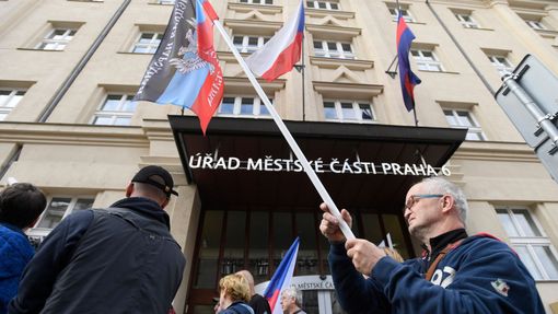 Demonstrace před úřadem Prahy 6