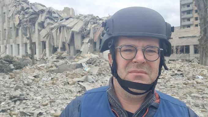 Šéfredaktor Aktuálně.cz a jeho osobní komentář před rozbombardovanou školou v ukrajinském Žytomyru.