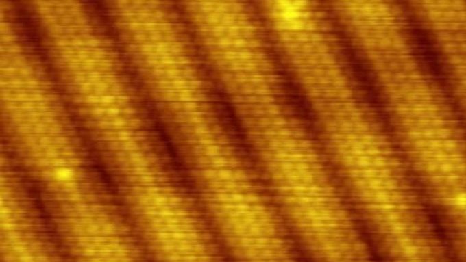 Nanotechnologie umožňují pronikat až k molekulové a atomové struktuře hmoty. Takto vypadá zlato složené z atomů, které jsou na obrázku rozpoznat.