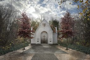 Trnová koruna pro hřbitov bláznů. Místo, kde se točil Amadeus a leží tisíce pacientů,