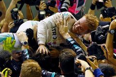 Málem jsme si načůrali do kalhot, prohlásil šéf Mercedesu o infarktovém finiši v Singapuru