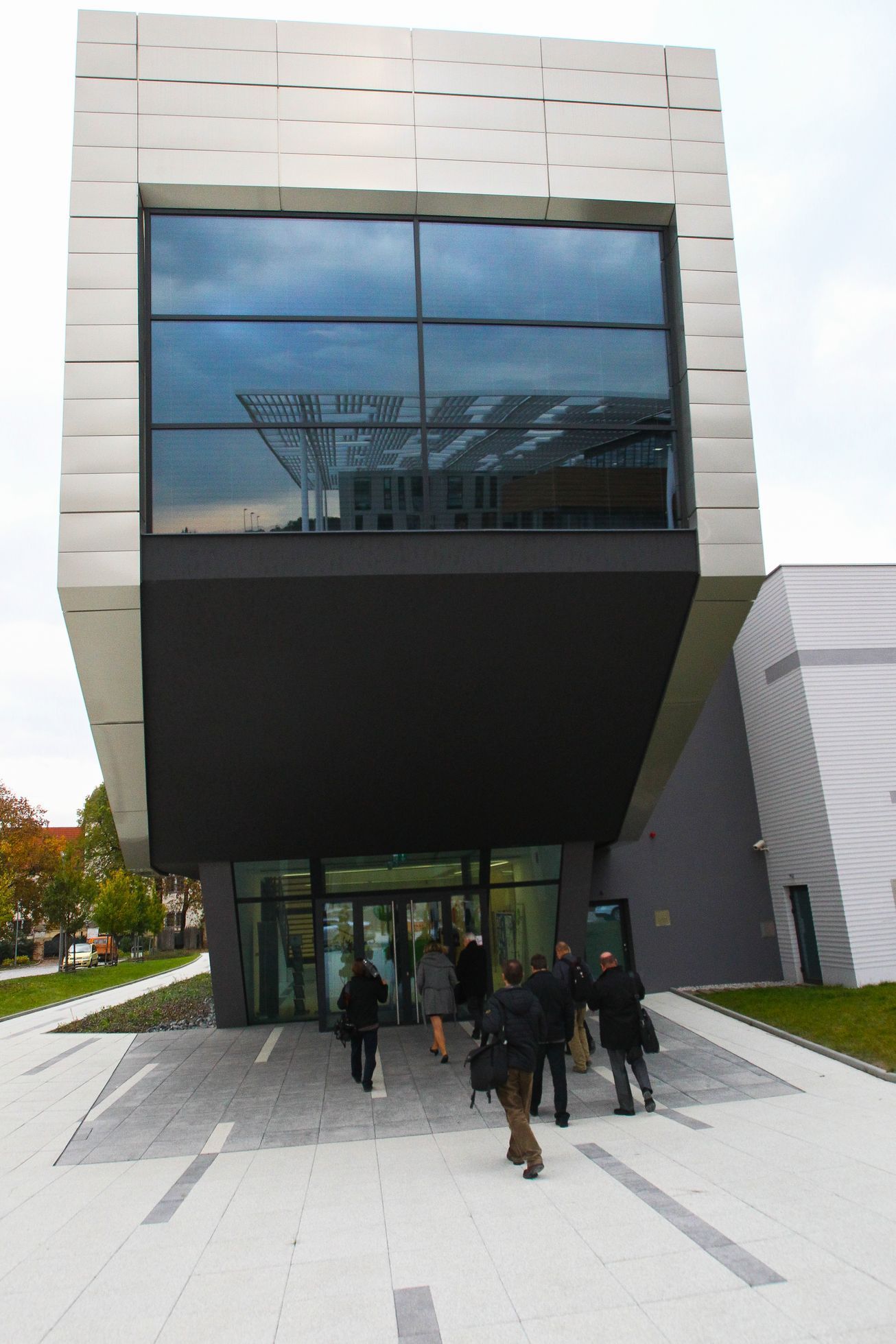 Laserové centrum ELI Beamlines v Dolních Břežanech - otevření 19.10.2015