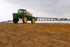 Omezování pesticidů má smysl, přeměna zemědělství ale bude nákladná, zní obavy z Čech