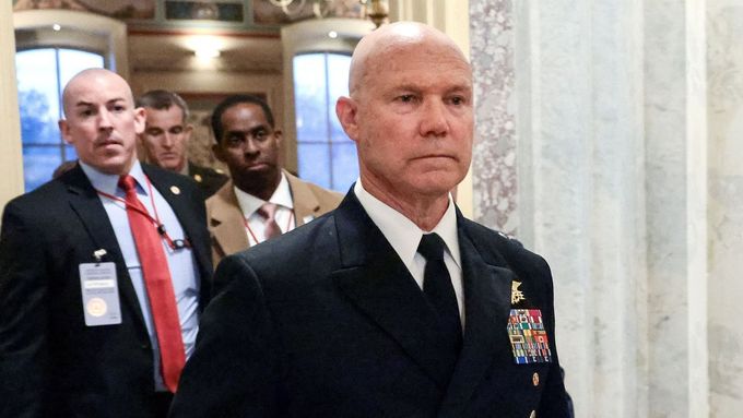 Útok na údajné pašeráky sledoval v přímém přenosu admirál Frank Bradley. Ten ve čtvrtek přiznal, že dal rozkaz vypálit na dva trosečníky, kteří přežili první úder.