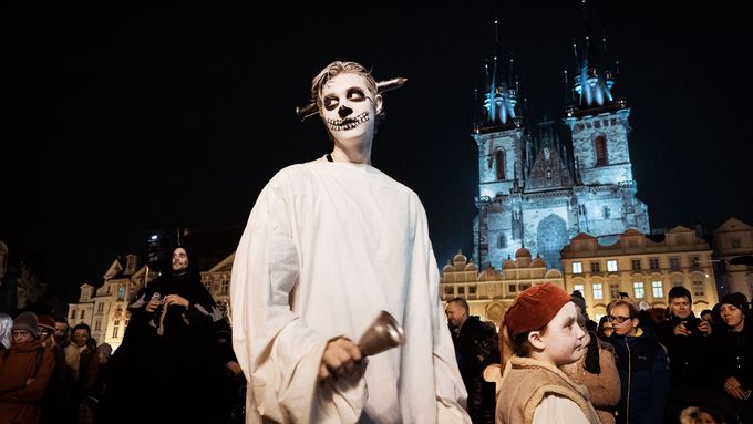 33 zjevení strašlivých strašidel pražských. Temné fotky z magické noci duchů