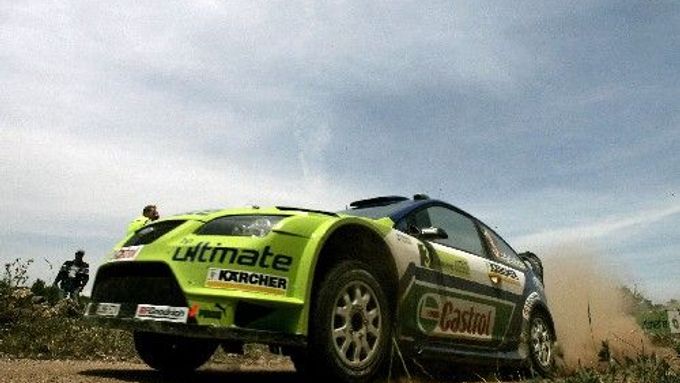 Finský jezdec Marcus Grönholm se svým Fordem v průběhu poslední etapy řecké rallye Akropolis.