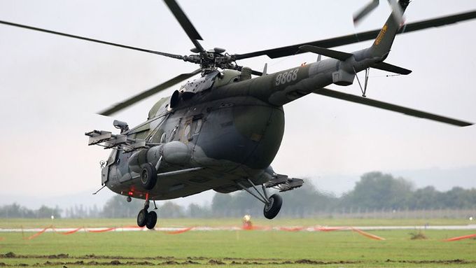 Vojenský vrtulník české armády během Dnů NATO v Ostravě.