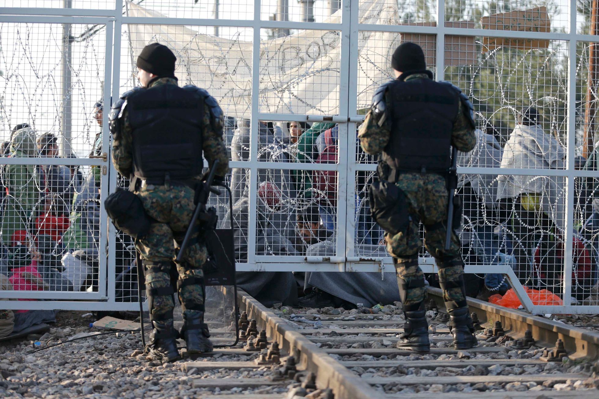 Makedonští policisté u zavřené hranice.