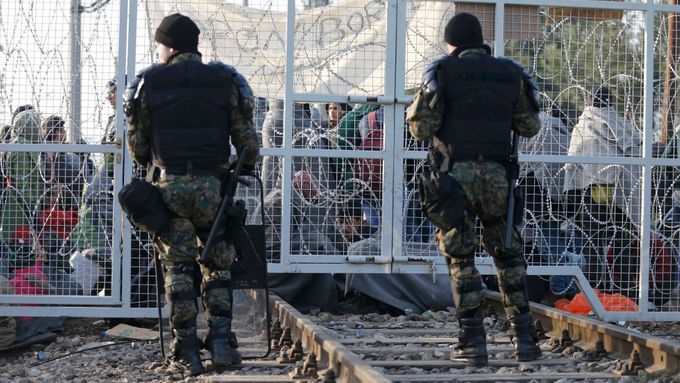 Makedonští policisté na hranici s Řeckem.