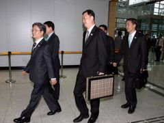 Jihokorejská delegace překračuje hranici a míří do Kesongu