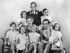 Joseph Goebbels měl pět dcer a jednoho syna. Na tomto rodinném portrétu z let 1940 až 1942 je také jeho nevlastní syn Harald Quandt (nahoře uprostřed).
