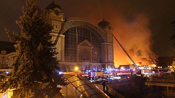 Požár průmyslového paláce v říjnu 2008.