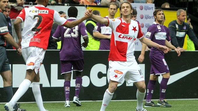 Marek Jarolím (vpravo) se raduje, nakonec ale Slavia skončila až pátá