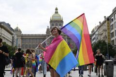 Průvod Prague Pride dorazil na Letnou. Akce se účastní desetitisíce lidí