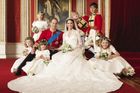 Ještě předtím ale královská rodina uveřejnila oficiální snímky svatebčanů