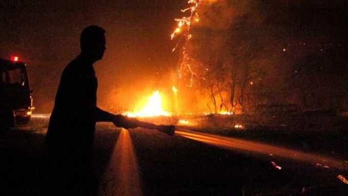 Hasiči bojují s lesním požárem na řeckém poloostrově Chalkidiki.