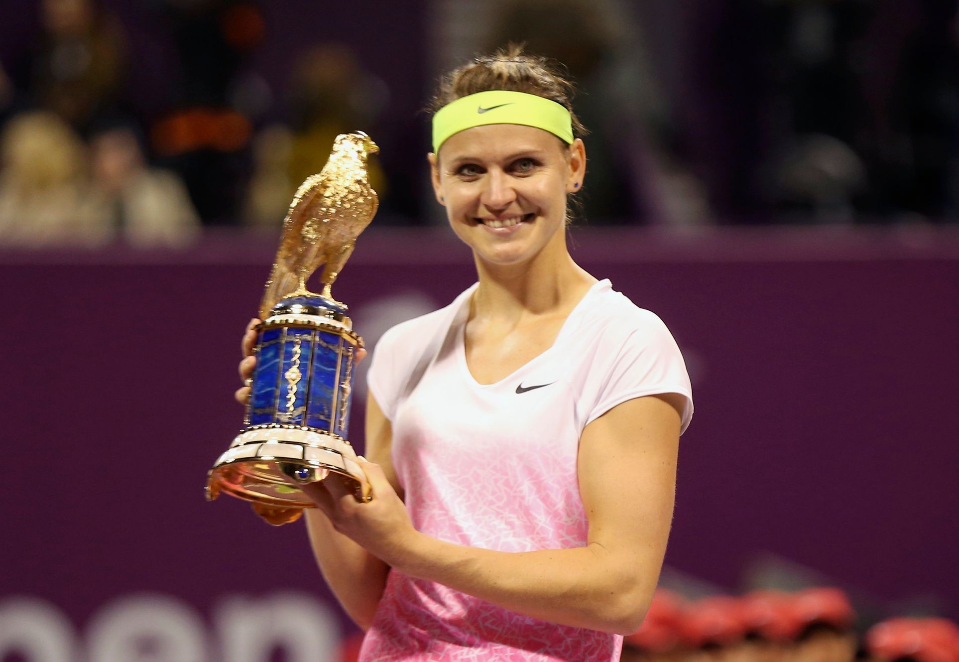 Lucie Šafářová s vítěznou trofejí v Dauhá