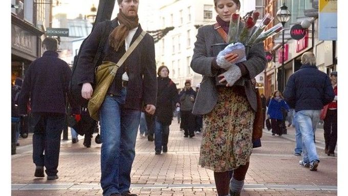 Two for the show (Glen Hansard and Markéta Irglová walking in the streets of Dublin in a scene from the movie Once)