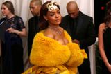 Zpěvačka Rihanna byla nepřehlédnutelná díky své kanárkově žluté róbě s kožešinou od Guo Pei.