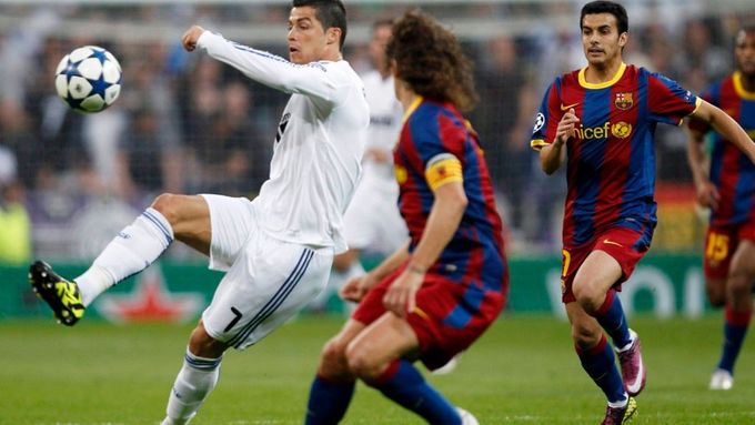 Ronaldo bojuje s Puyolem v semifinále Ligy mistrů.