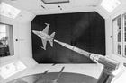 Měli totiž ještě v živé paměti případ letounu Lockheed F-104 z konce 50. let - krásného, rychlého stroje, s nímž byla radost létat, unesl ale jen málo výzbroje a jeho dolet nestál za nic - a báli se jeho opakování. Vývoj letounu General Dynamics F-16 Fighting Falcon. Testování zmenšené makety prototypu letadla. Nedatováno.