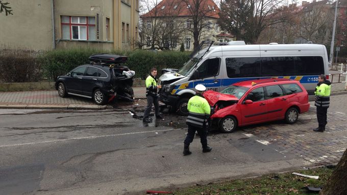 Obrazem: Dvě auta se v Ústí nad Labem srazila s policejním, tři lidé jsou zraněni