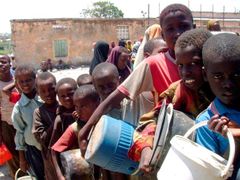 Čekání na humanitární pomoc. V desetimilionovém Somálsku, kde podle OSN humanitární krize nyní zasáhla asi 3,2 milionu lidí, se humanitární organizace kvůli nízké bezpečnosti do řady oblastí dostávají jen s velkými obtížemi