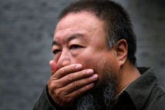 Čínské úřady zakázaly Aj Wej-wejovu firmu. A nezaplatí