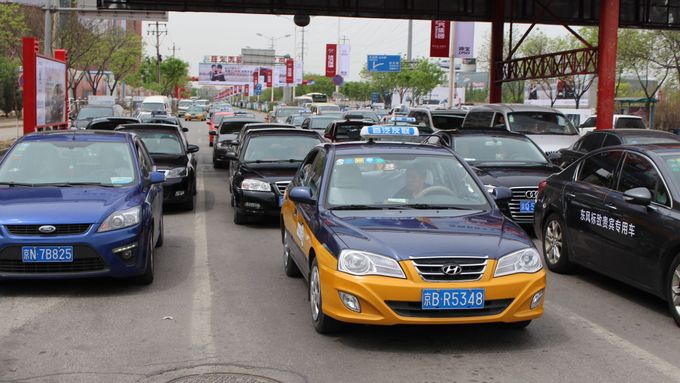 Vůz s čínským logem je v běžném denním provozu výjimkou