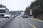 Dálnice D1 u Brna byla tři a půl hodiny uzavřena kvůli stovkám litrů vyteklé nafty