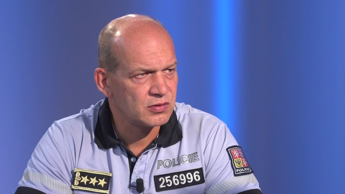 Policejní prezident Martin Vondrášek 9. ledna 2024 mluví ve videu o tom, jak policisté těžce prožívají tragickou událost na filozofické fakultě.