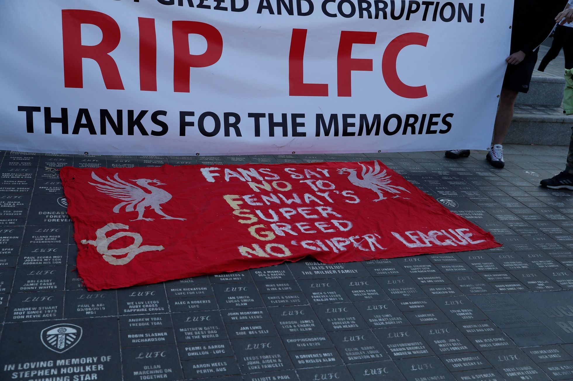 Protesty proti fotbalové superlize před dohrávkou 32. kola anglické ligy 2020/21 mezi Leedsem a Liverpoolem