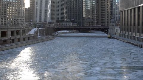 Do Spojených států přišla extrémní zima. V Chicagu zamrzla řeka