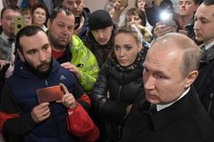 V Kemerovu demonstrují tisíce lidí kvůli vyšetřování požáru, město navštívil i Putin