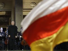Gergijev na koncertě v centru Ccchinvali za vlajkou Jižní Osetie.