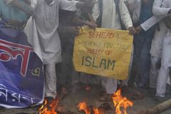 Hořící kina a 16 mrtvých při protestech v Pákistánu