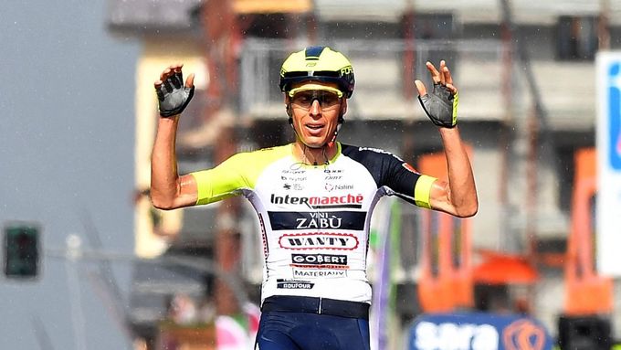 Jan Hirt slaví triumf v královské 16. etapě Gira d'Italia