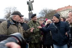 Intenzita nenávistných projevů v Česku roste, extremisty spojila kauza Koněvovy sochy