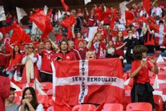 Facky i tahání za vlasy. Znechucení dánští fanoušci popisují útoky od Angličanů