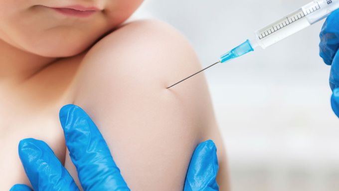 Očkování je podle soudů povinné pro všechny děti. Poslanci nyní vymýšlejí individuální plány, aby měli rodiče alespoň nějakou možnost volby - jak injekce načasovat a jaké vakcíny zvolit.